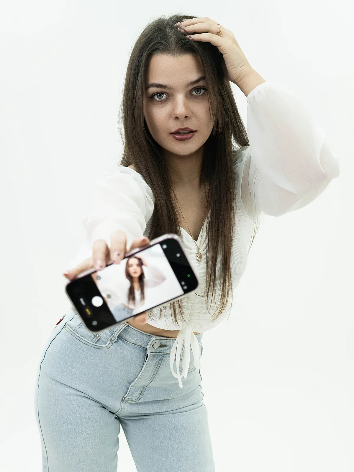 Фотосессия для девушки в белом зале с циклорамой