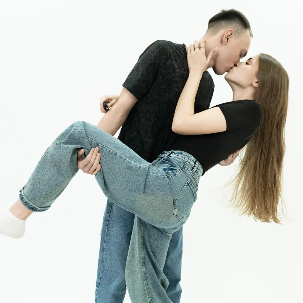 Фотосессия с поцелуем на белой циклораме