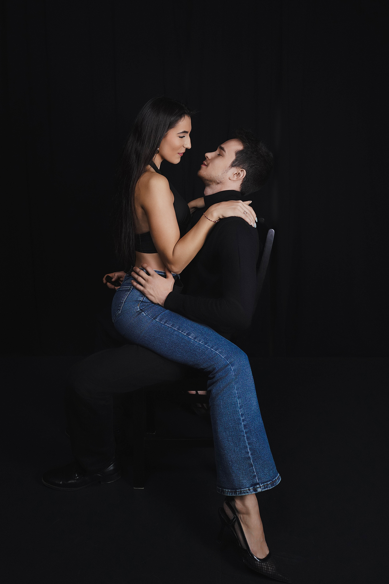 Фотосессия для пары в чёрном зале