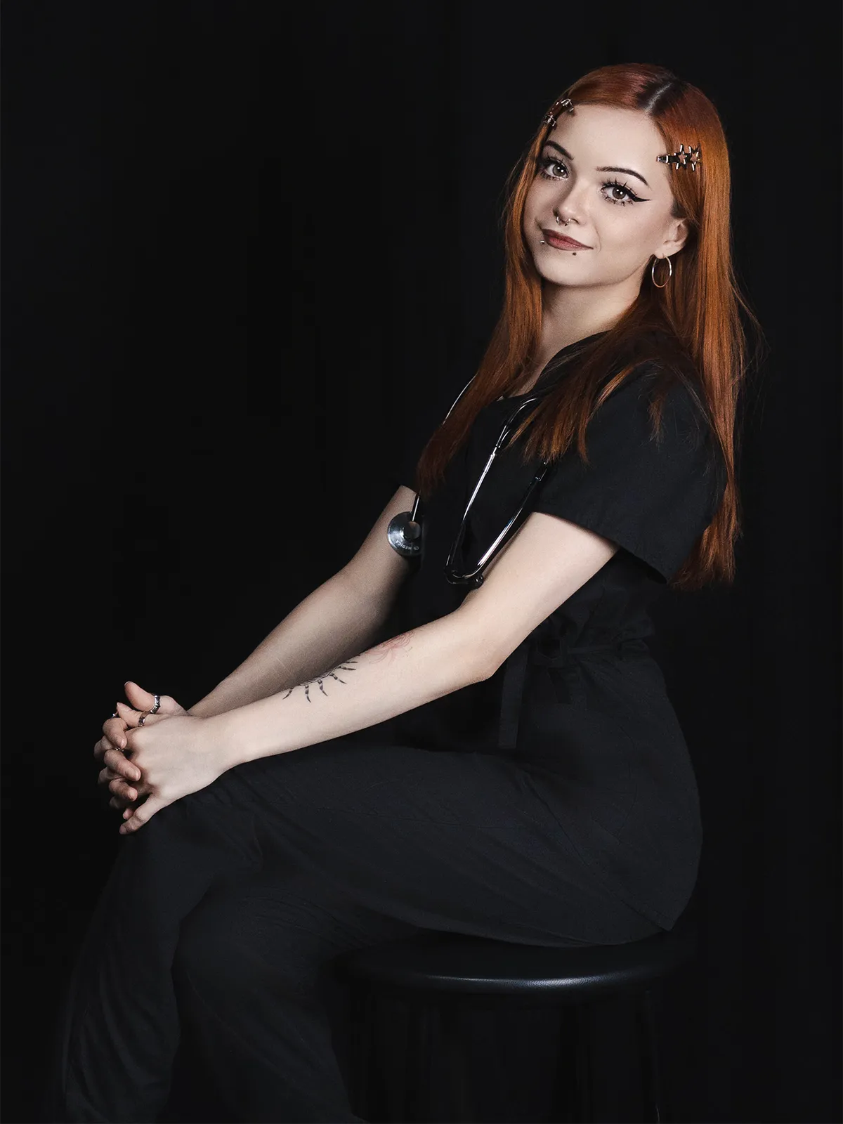 Милая фотосессия в чёрном зале