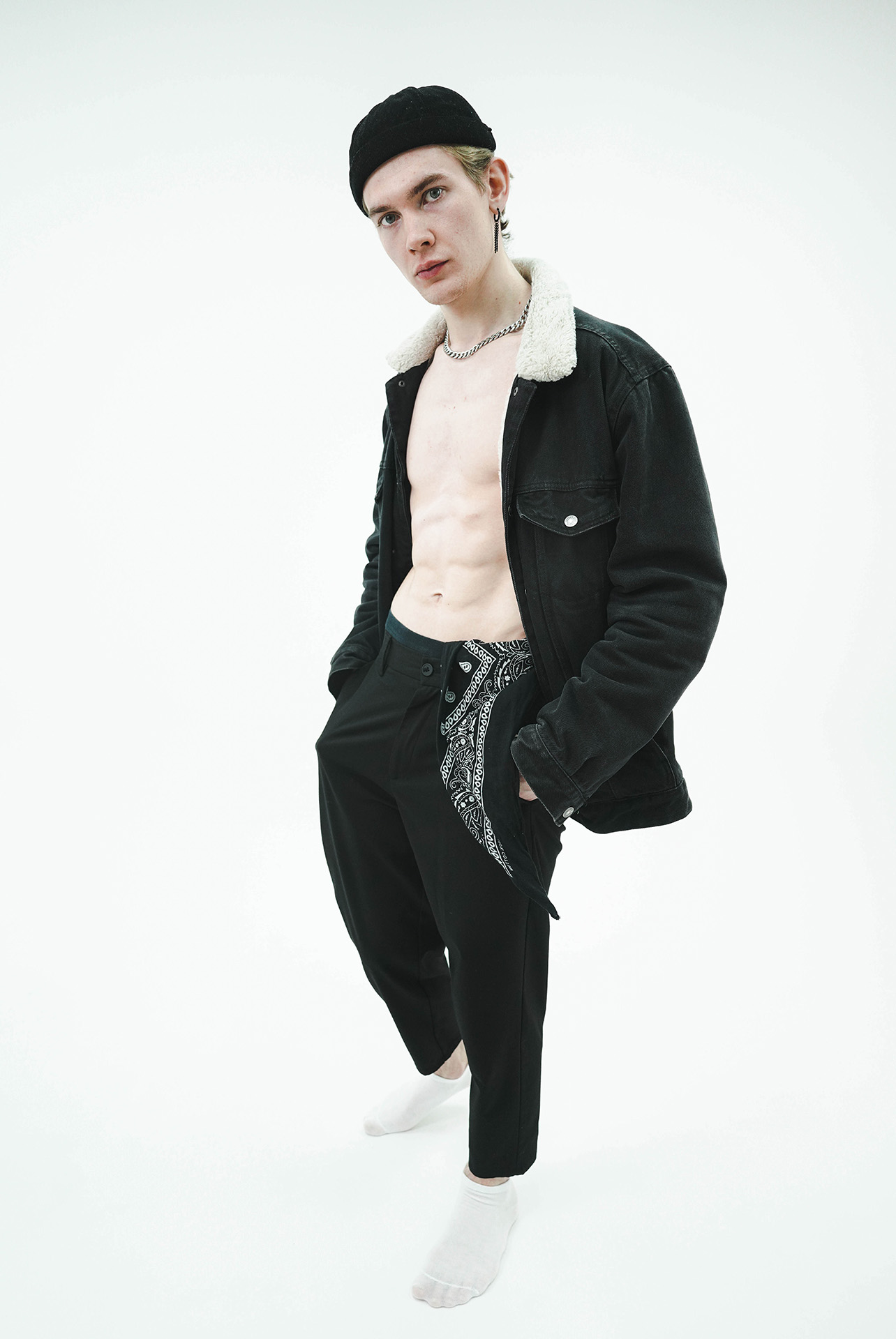 Фотосессия для мужчины в белом зале