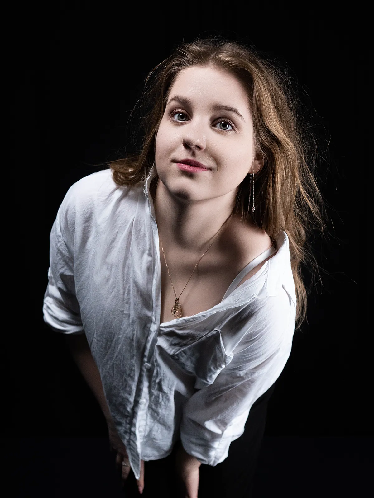 Портрет девушки в черном зале