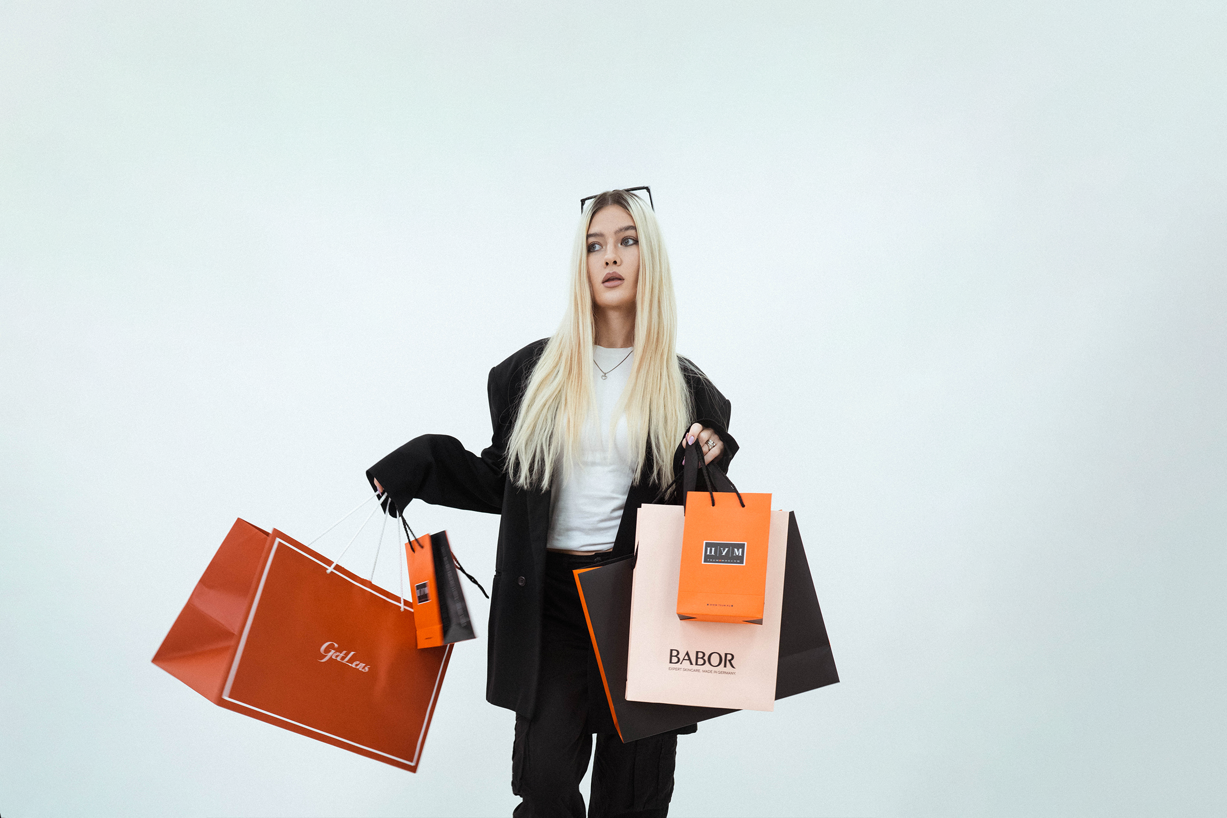 Премиальная фотосессия девушки в белом зале