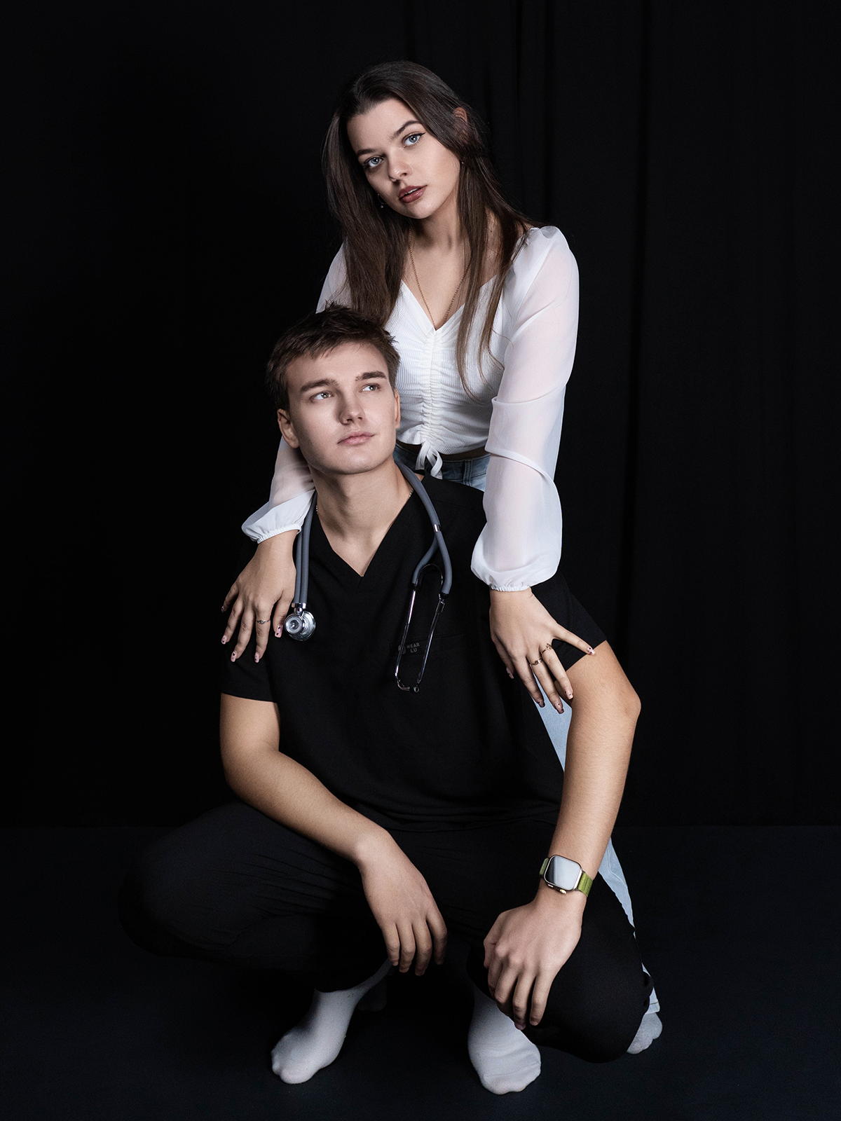 Снимок парня с девушкой в чёрном зале