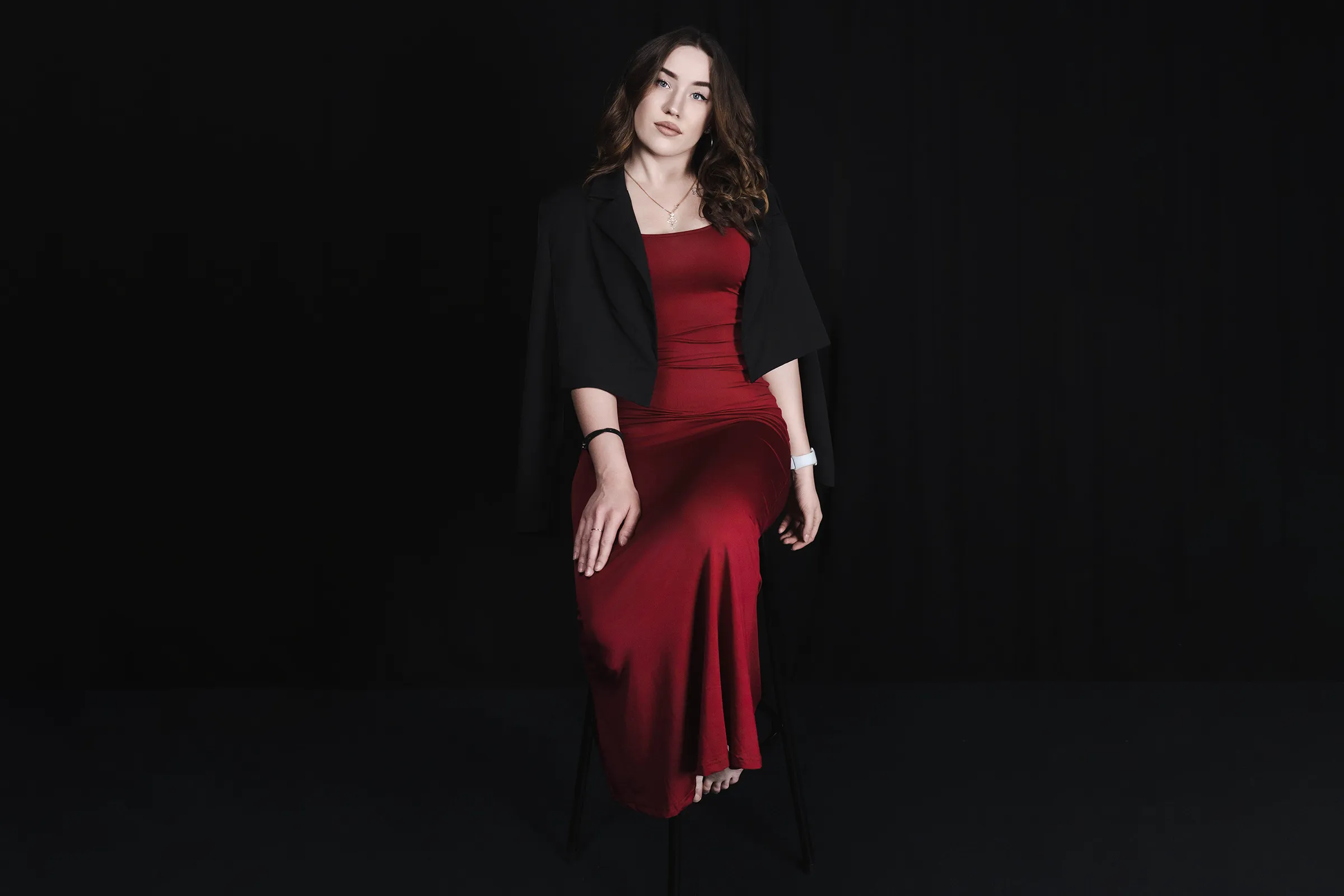 Женская фотосессия в платье в чёрном зале