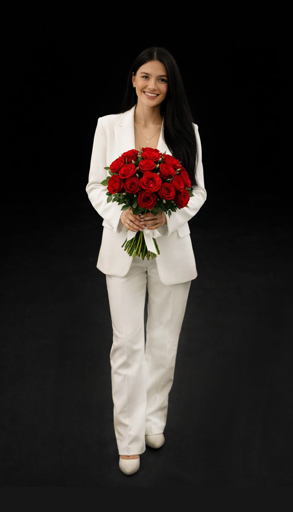 Контрастный женский портрет в тёмной фотостудии, съёмка к 8 марта