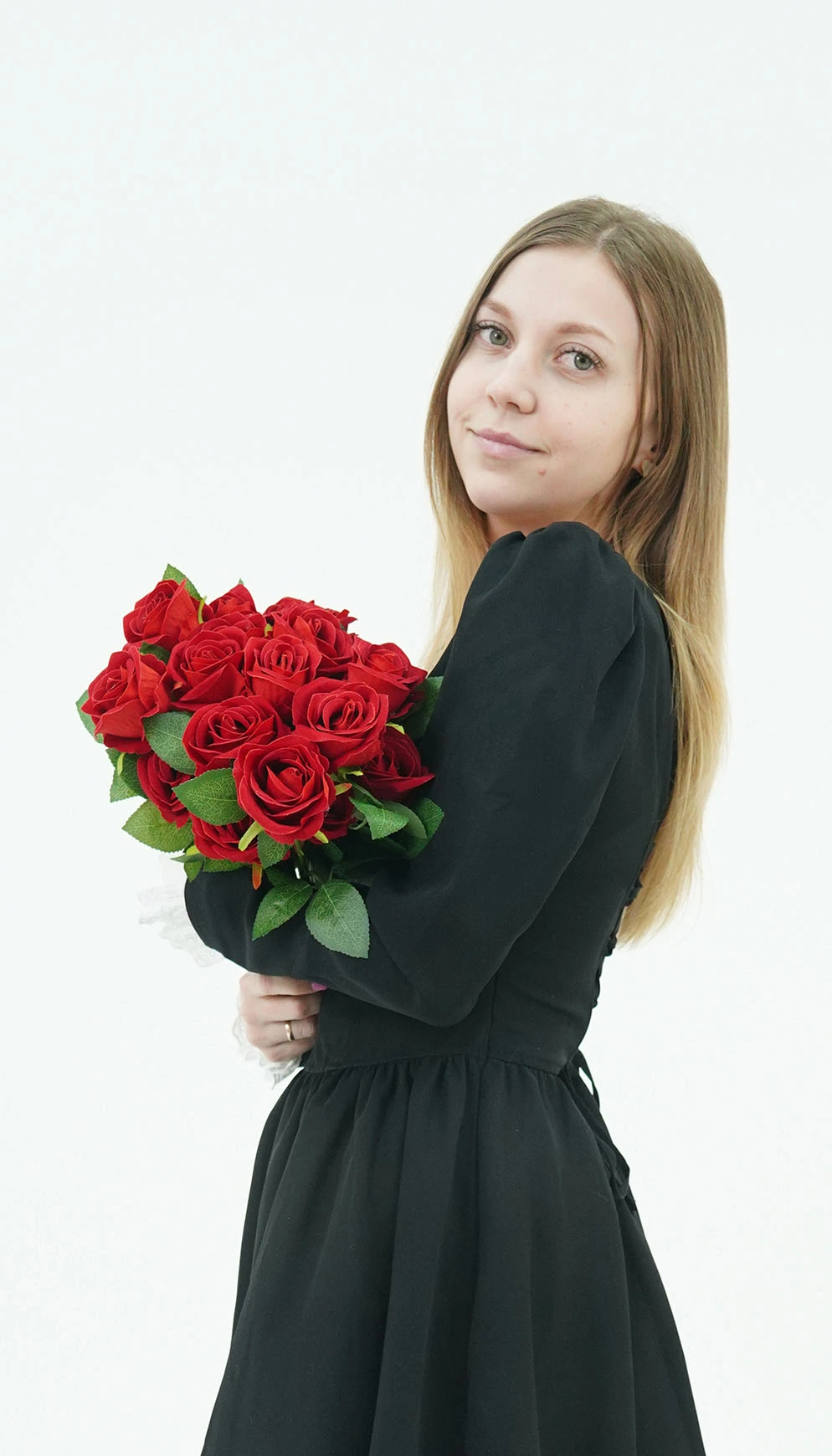 Минималистичная фотосессия на белой циклораме к 8 марта в Нижнем Новгороде