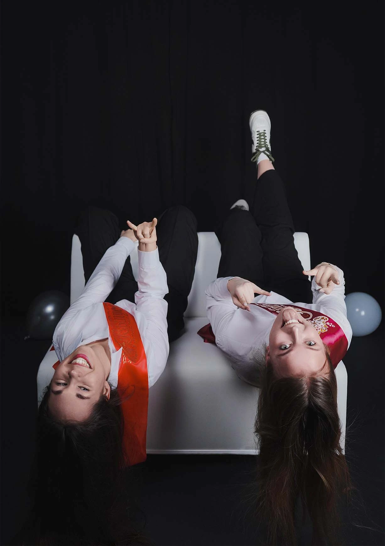 Фотосессии для подруг выпускниц в чёрном зале