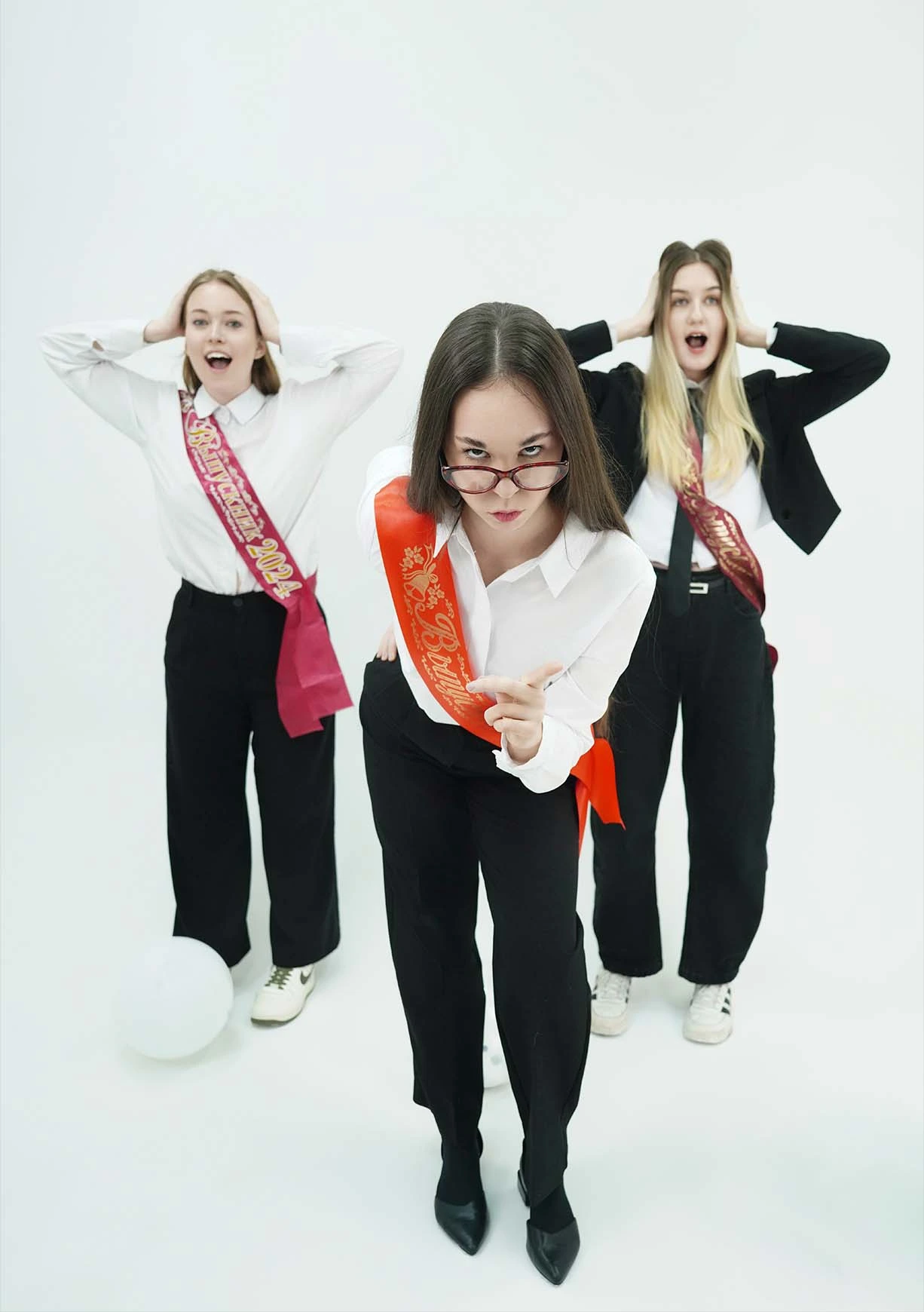 Фотосессия для выпускниц в белом зале