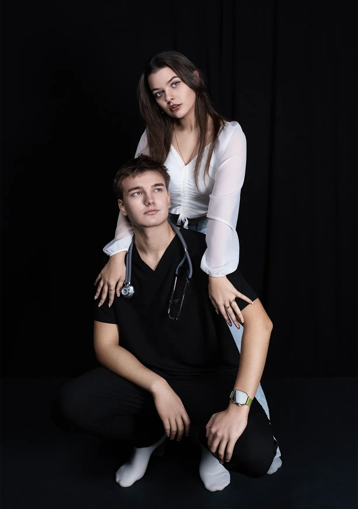 Фотосессия друзей в студии, белый и чёрный залы