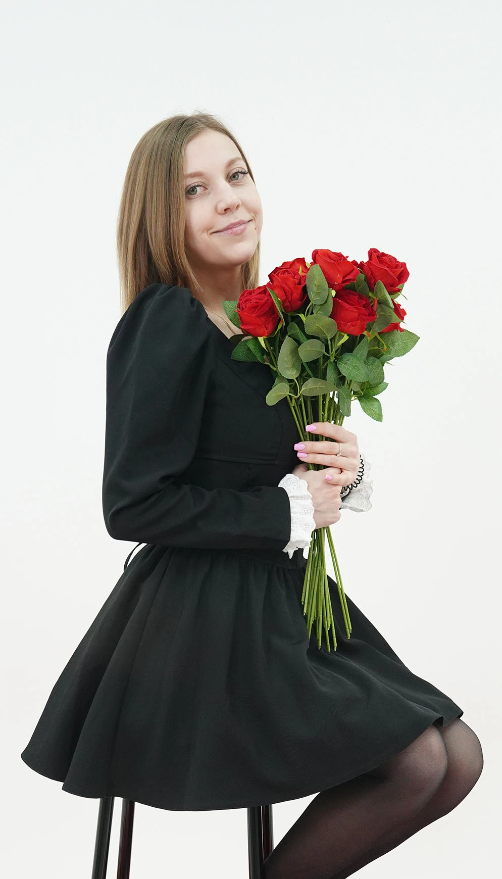 Женский портрет в белой фотостудии, съёмка к 8 марта