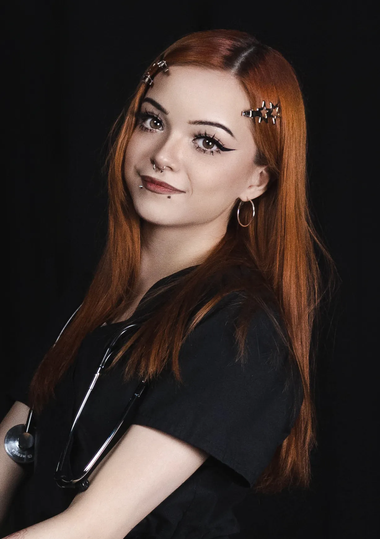 Фотосессия портрет девушки в студии на светлом фоне