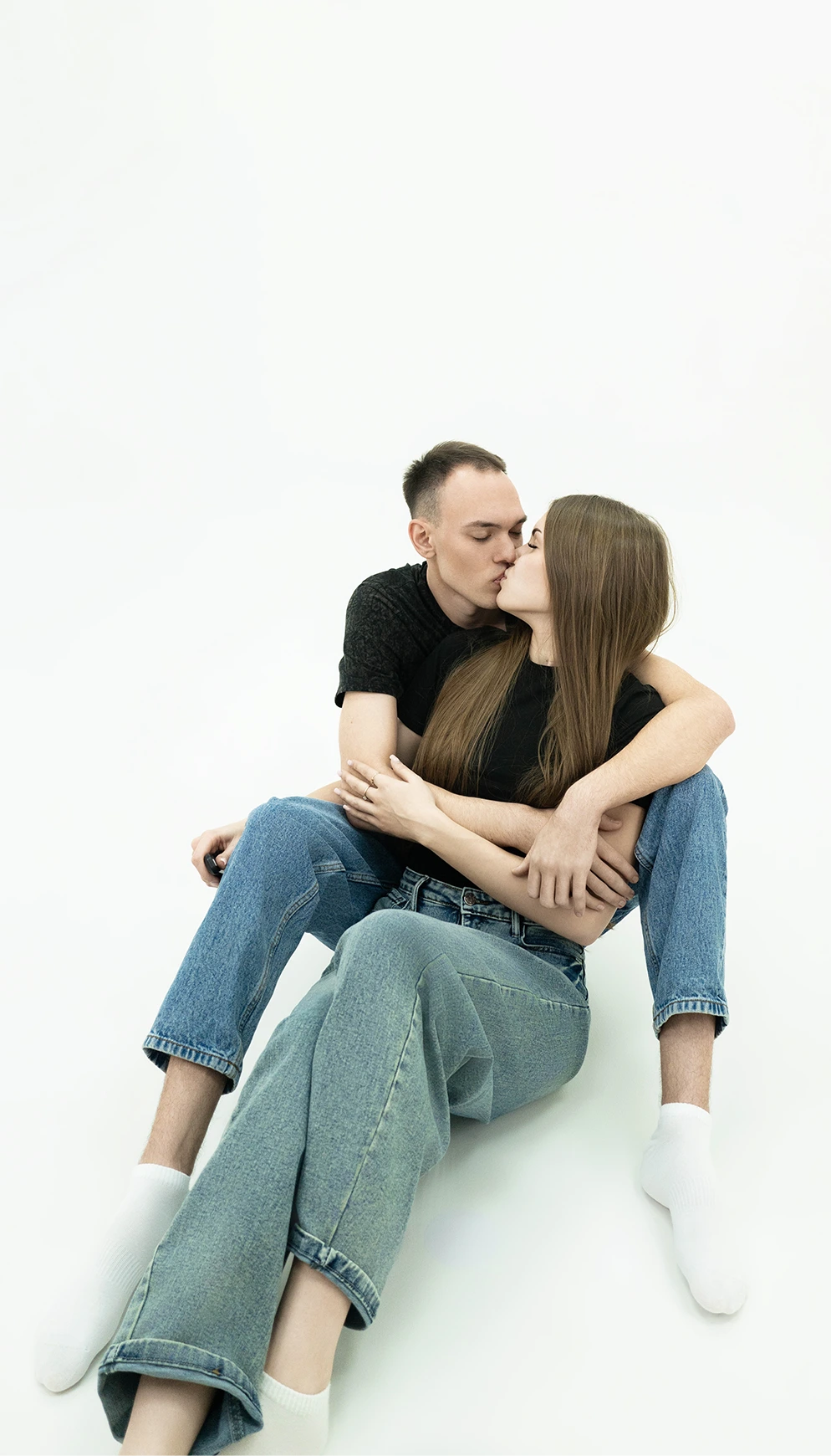 Love Story фотосессия для двоих в светлом зале LUMITON