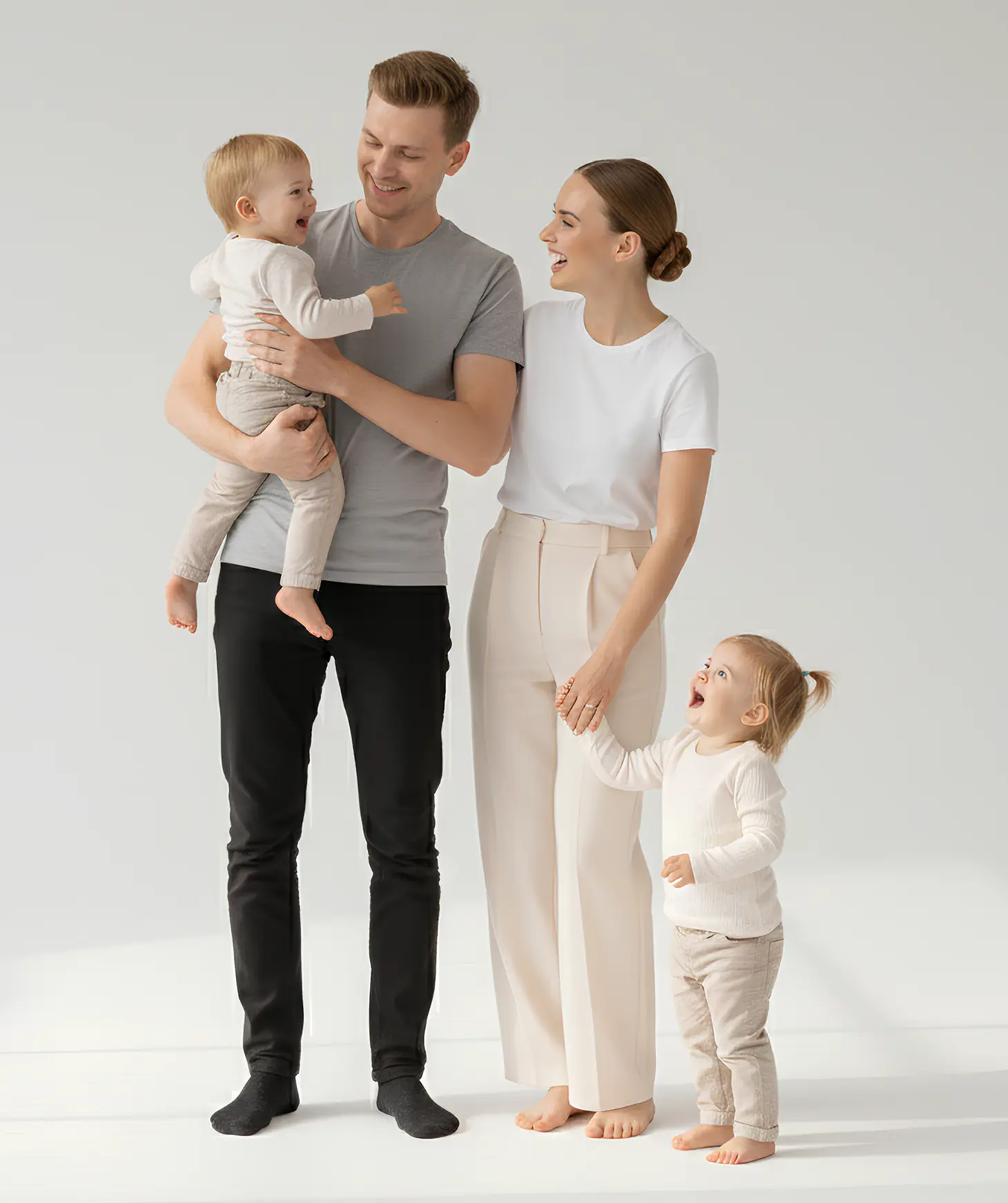 Семейная фотосессия с детьми в светлом зале Нижнего Новгорода